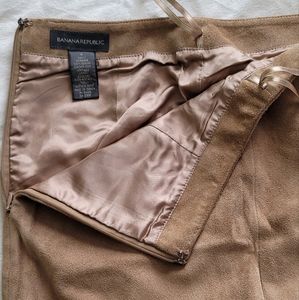 Banana Republic. Mini skirt 100% leather (suede), 100% acetate linen. Size 4.